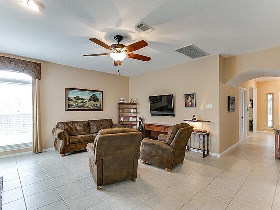5th image of 1910 Oak Hollow Dr W