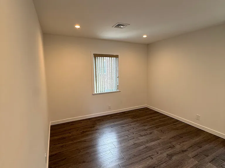 1090 Pelham Pkwy S — Photo 7