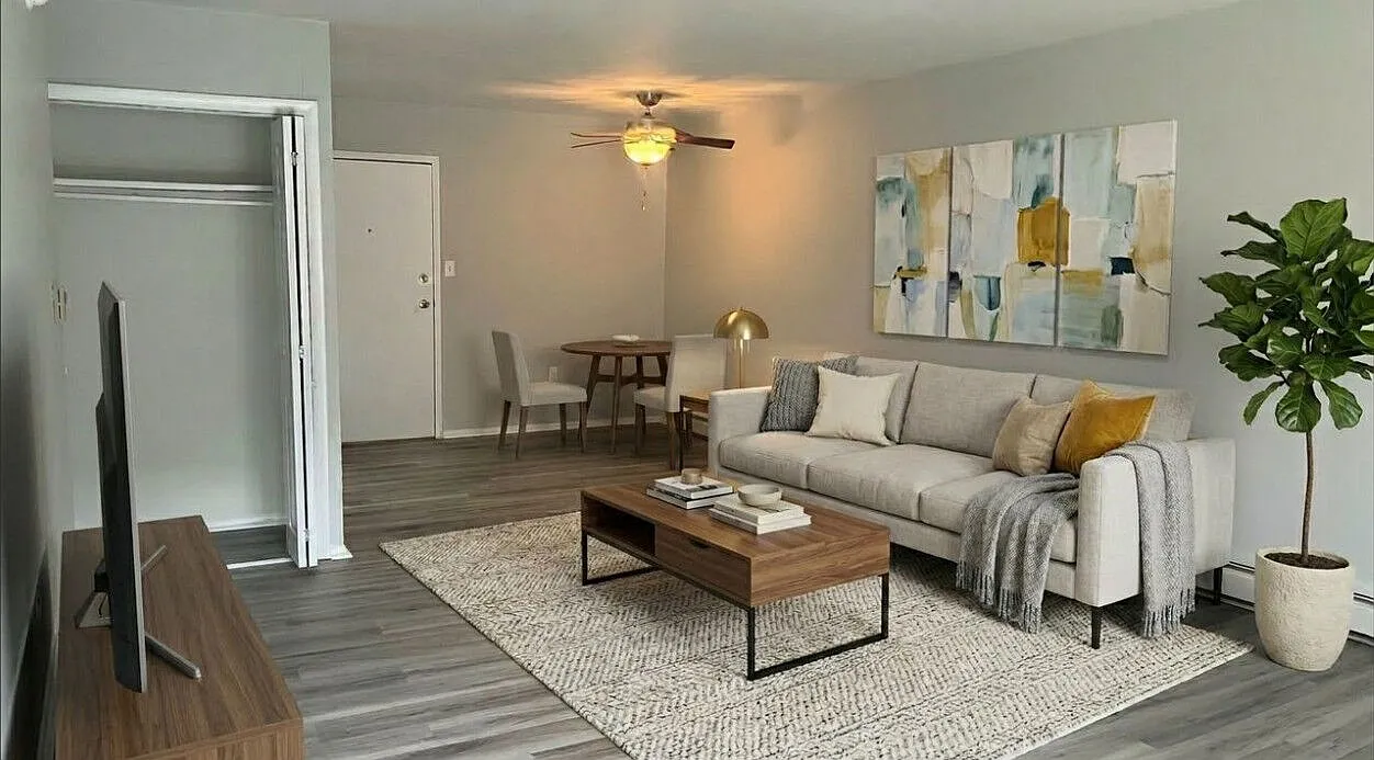 Gaslight Apartments — Photo 4