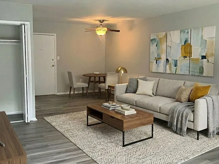 Gaslight Apartments — Photo 4