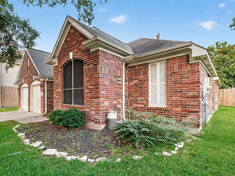 17303 Kenton Crossing Ln — Photo 2
