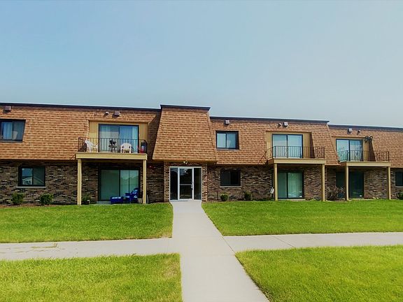 3rd image of 800 E 191st Pl