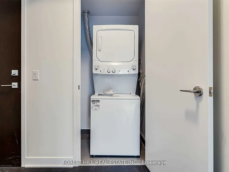 2221 Yonge St #5211 — Photo 12