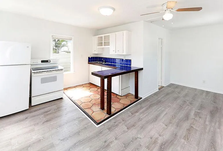 417 Mayflower Rd — Photo 1