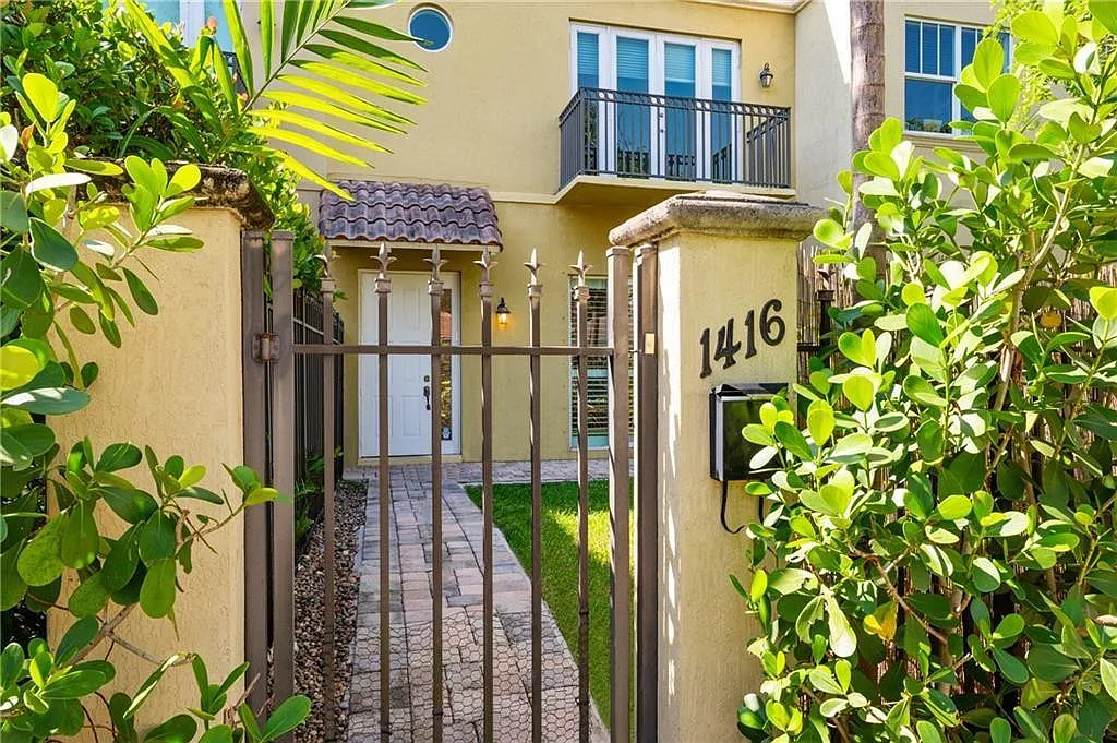 3 bed, 2.5 bath, 2214 sqft, $5,500 — Photo 2