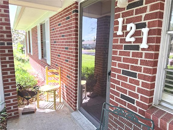 4th image of 121 Stuart Dr