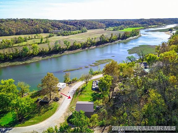 Shows relation to river