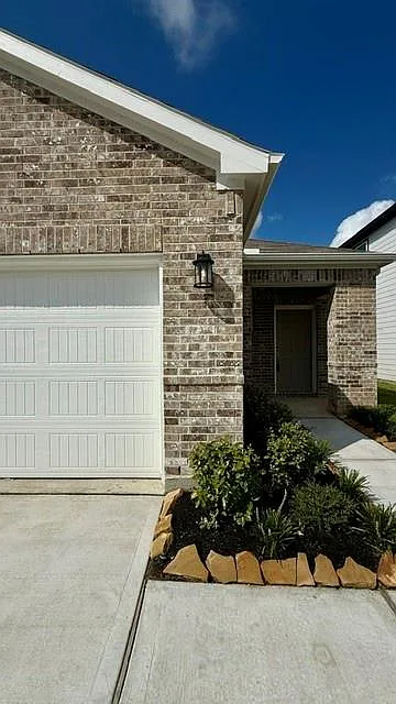 3 bed, 2.0 bath, 1388 sqft, $2,200 — Photo 2