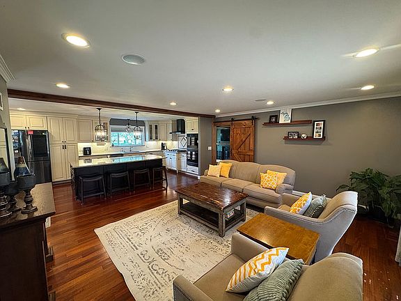 3rd image of 41712 Sutters Ln