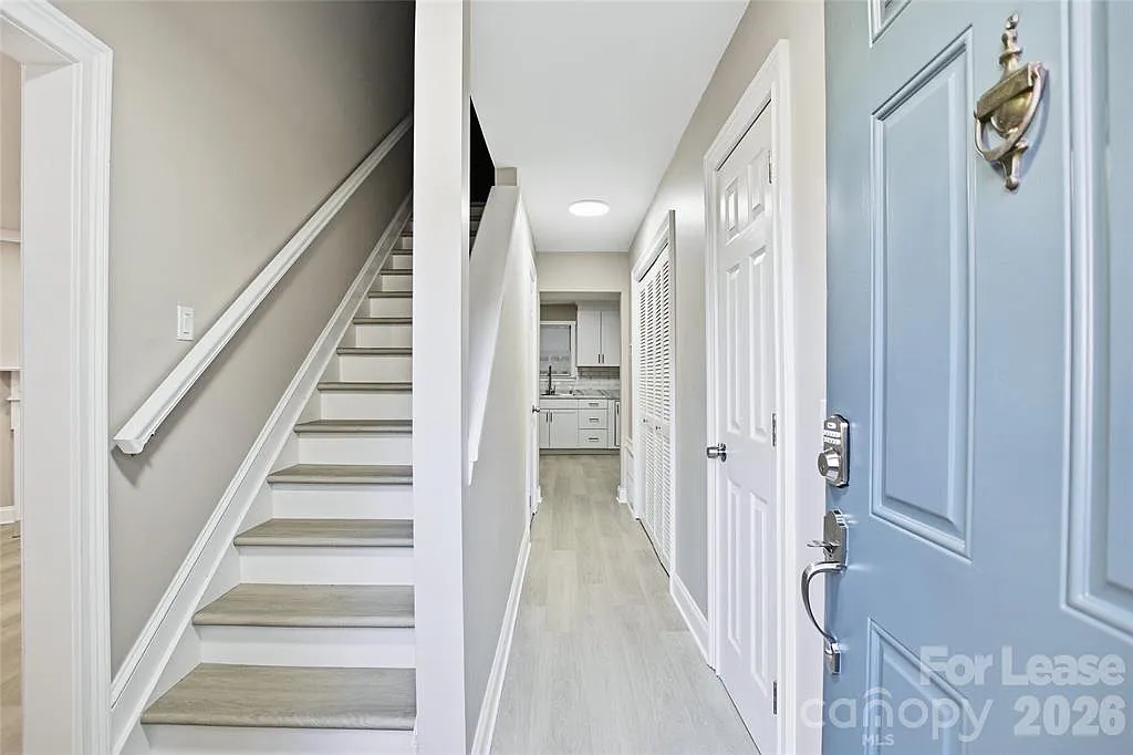 3 bed, 2.5 bath, 1270 sqft, $2,100 — Photo 3