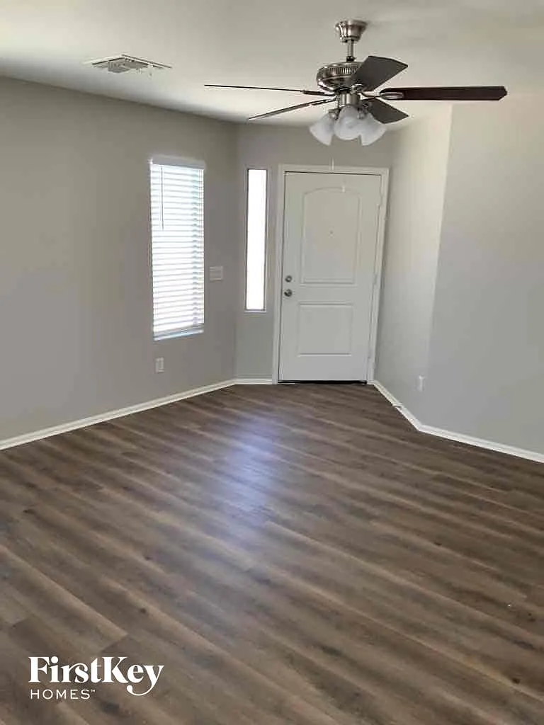 3 bed, 2.0 bath, 1124 sqft, $1,970 — Photo 2