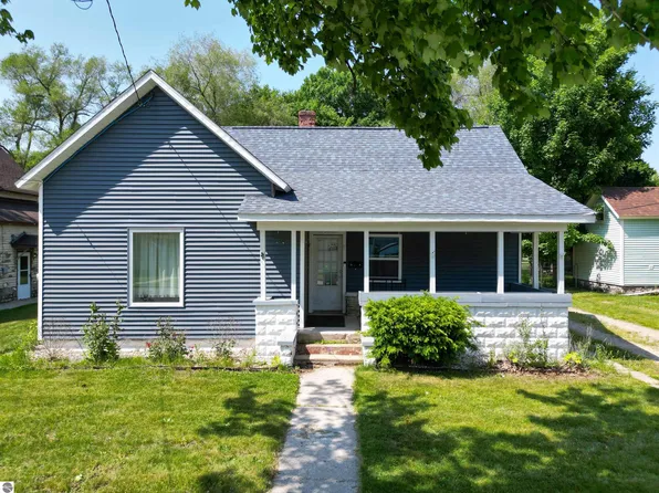 212 W 7th St, Clare, MI 48617