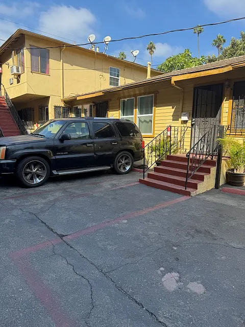 Studio, 700 sqft, $1,800 — Photo 3