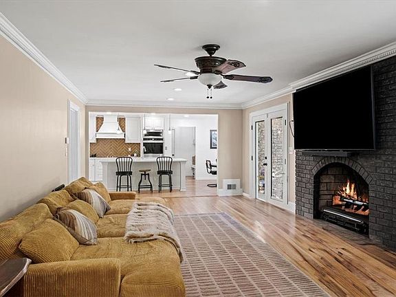 4th image of 2207 Forestglade Dr