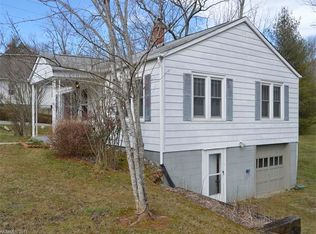 422 Village Rd, Fairview, NC 28730