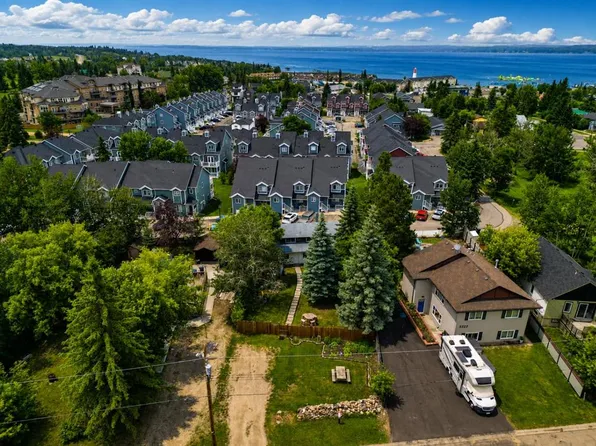 5224 S 50th Ave, Sylvan Lake, AB T4S 1E7