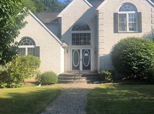 75 Fox Ridge Dr, Cranston, RI 02921