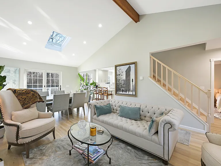 35 Tyrone Dr — Photo 3