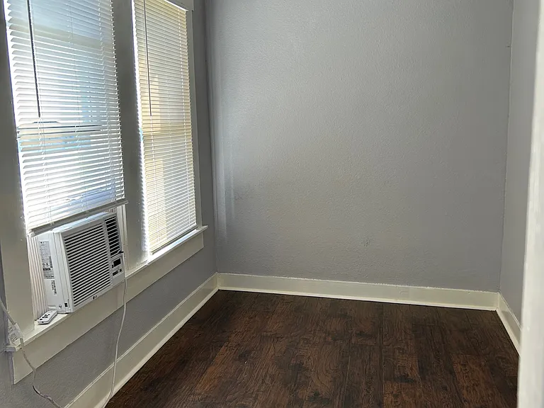 201 E Kingsbury St — Photo 9