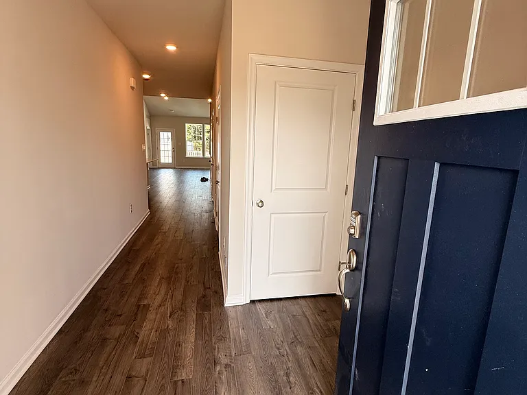52 Victoria Gardens Sq — Photo 2