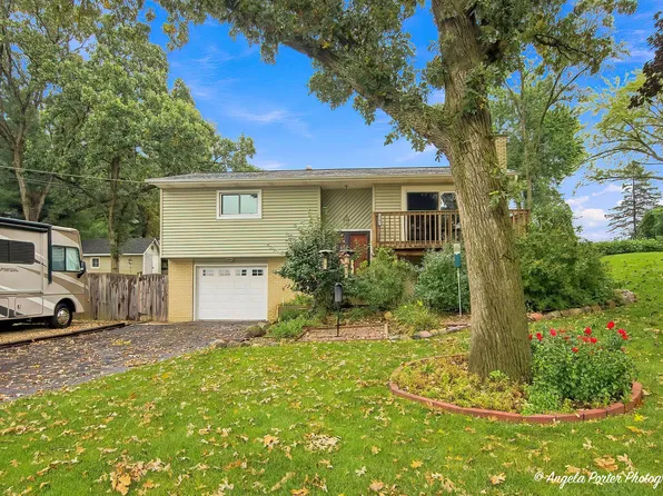 5104 E Lake Shore Dr, Wonder Lake, IL 60097