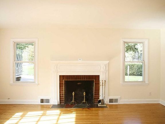 Living room w/fireplace