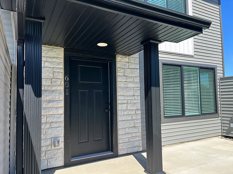 601 NE Hart Ln #1 — Photo 2
