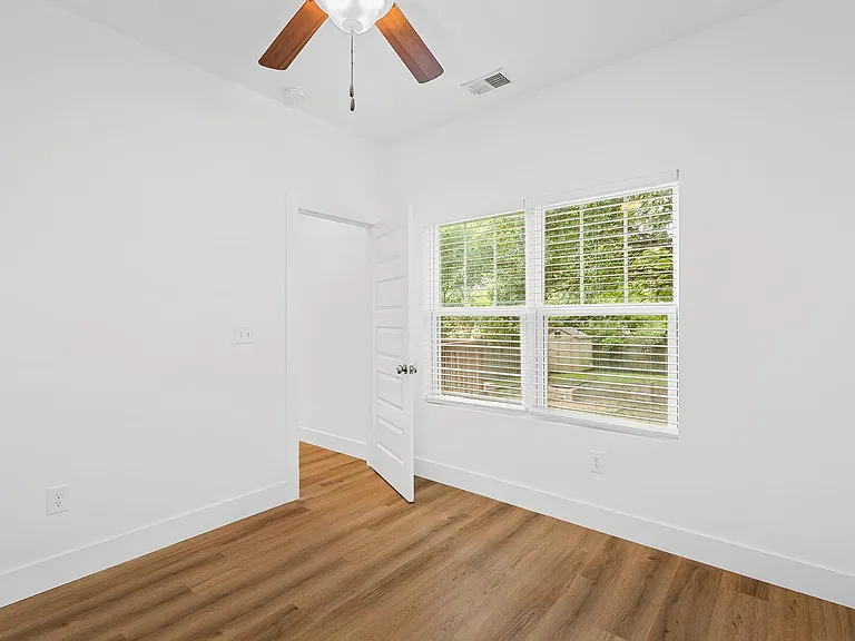 530 Raymond St — Photo 11