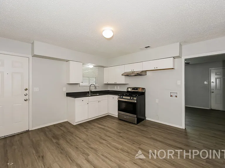 1238 Narcissus Ln — Photo 5