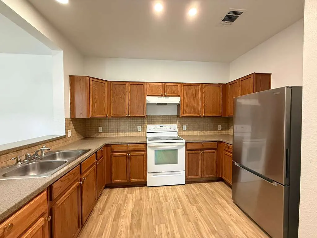 3 bed, 2.5 bath, 1615 sqft, $2,000 — Photo 3
