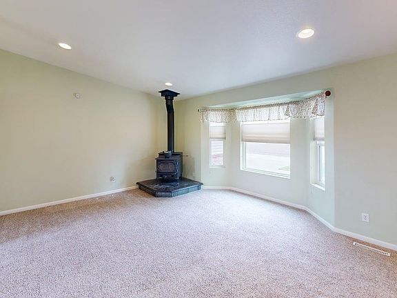 3rd image of 645 Wellington Ct