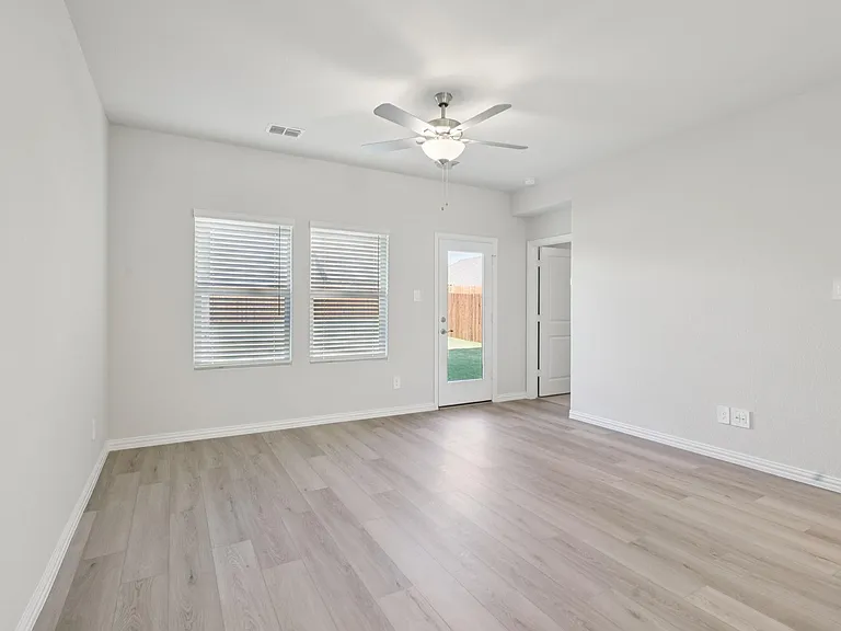 717 Leavenworth Dr — Photo 11