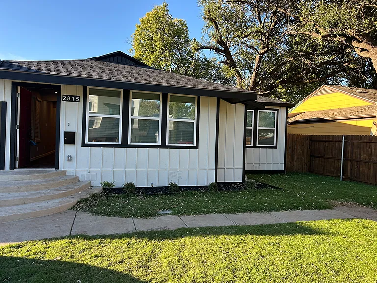 2815 Hedgerow Dr — Photo 3