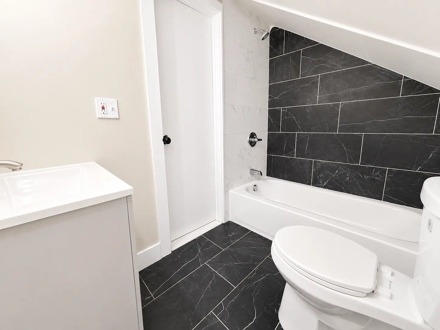 2 bed, 1000 sqft, $1,595 — Photo 2