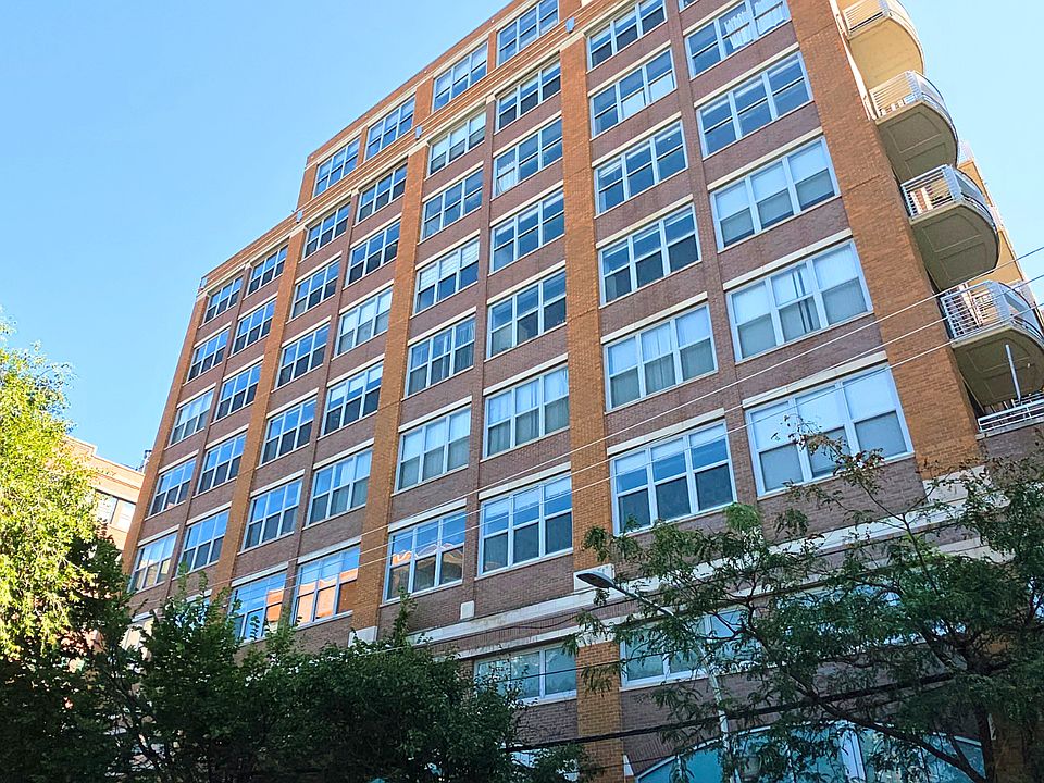 Conveniently located at the corner of Sangamon and Van Buren, steps from the blue line, shopping, restaurants and parks