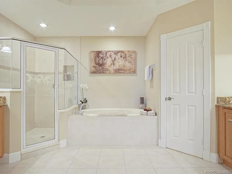3736 NE Indian River Dr — Photo 11