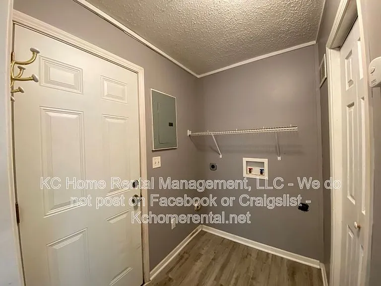 704 NE 45th Ter — Photo 16