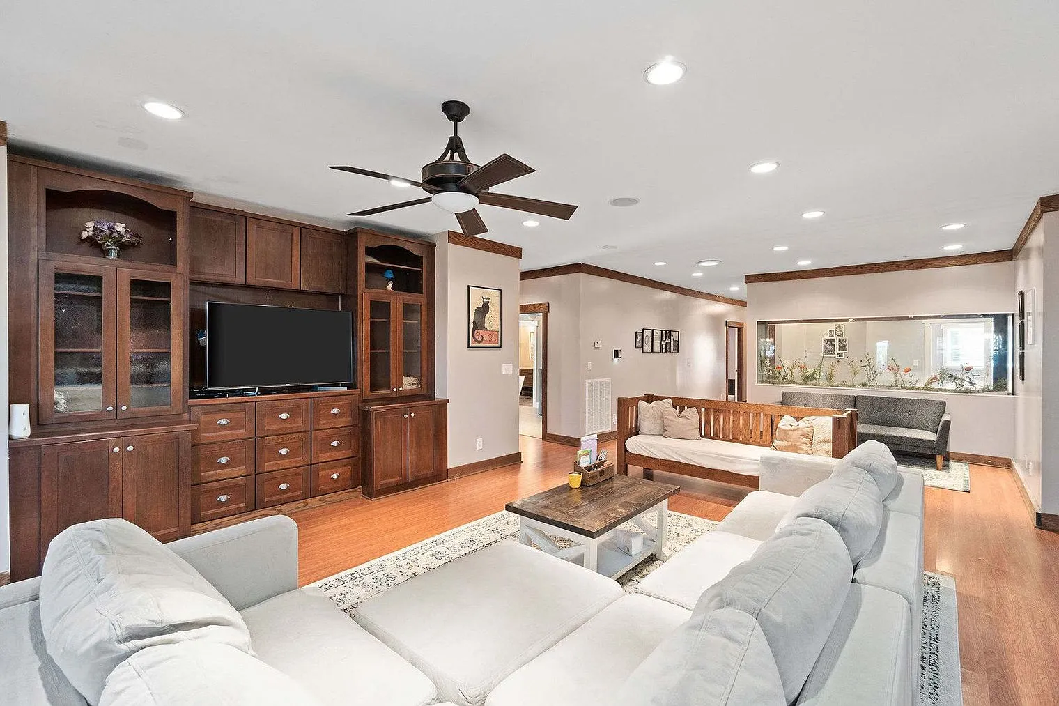 4 bed, 2.0 bath, 2712 sqft, $4,558 — Photo 4