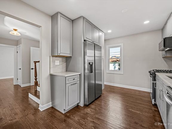 3rd image of 7232 W Oakton St