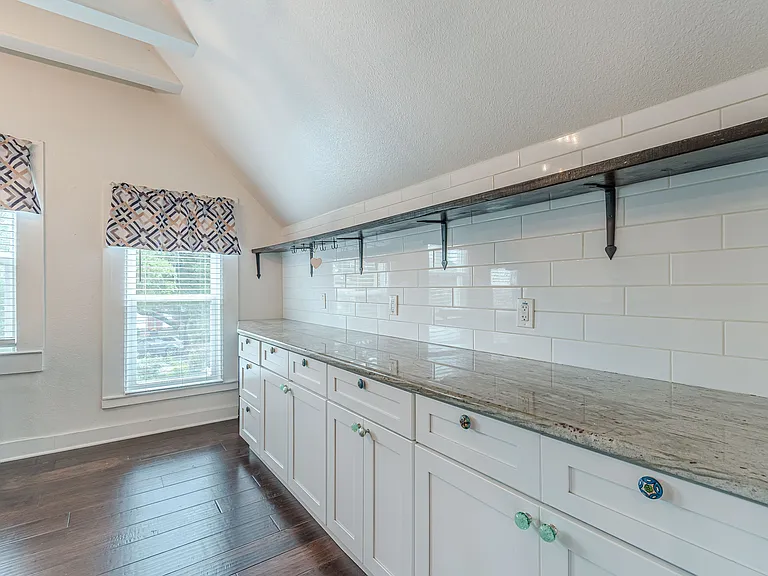 311 W Mistletoe Ave — Photo 20