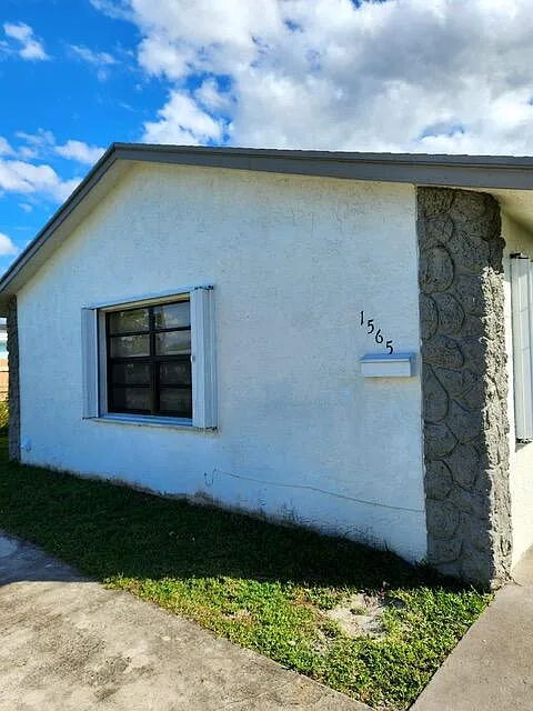 3 bed, 1.0 bath, 864 sqft, $2,300 — Photo 2