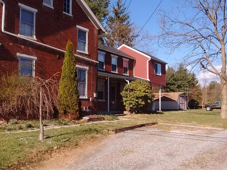 164 S River St #B — Photo 1
