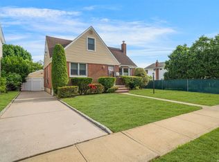 685 6th Pl S, Garden City, NY