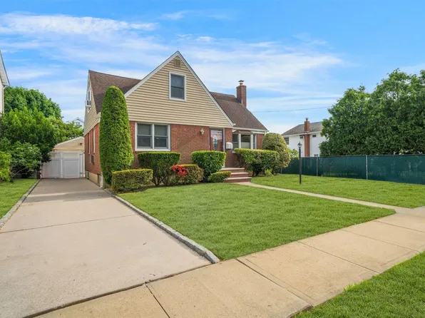 685 S 6th Place, Garden City South, NY 11530