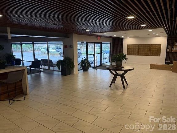 4th image of 1323 Queens Rd Unit 313