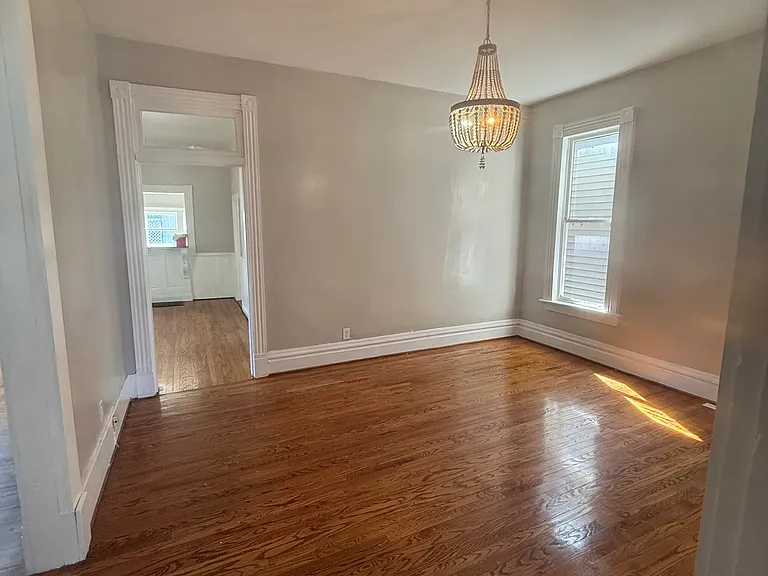124 Powell St — Photo 8