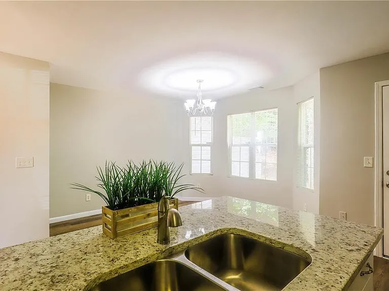 5823 Strathmoor Manor Cir — Photo 9