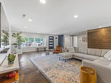 4 bed, 3030 sqft, $4,500 — Photo 4