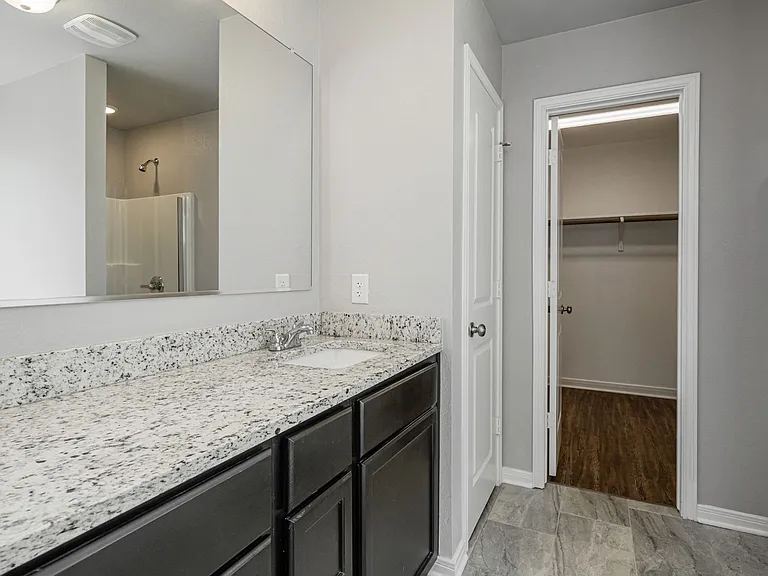1368 Kingsgate Dr — Photo 26
