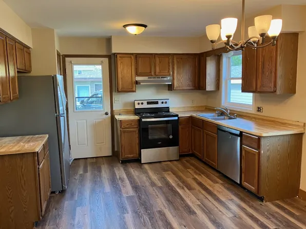 138 Marcella St, Oconomowoc, WI 53066